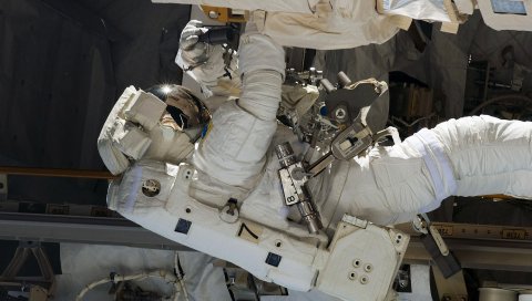Космонавт, костюм для спасения, корабль, корпус, ремонт, оборудование