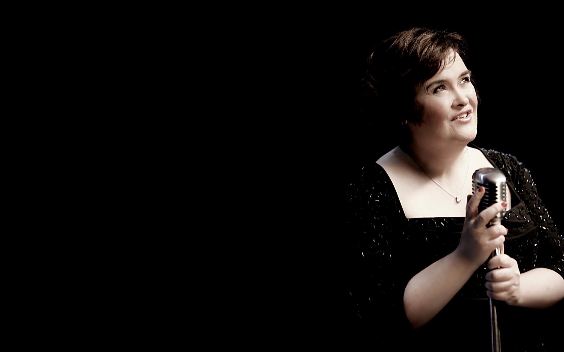 Картинки Susan boyle, микрофон, платье, свет, взгляд фото и обои на рабочий стол