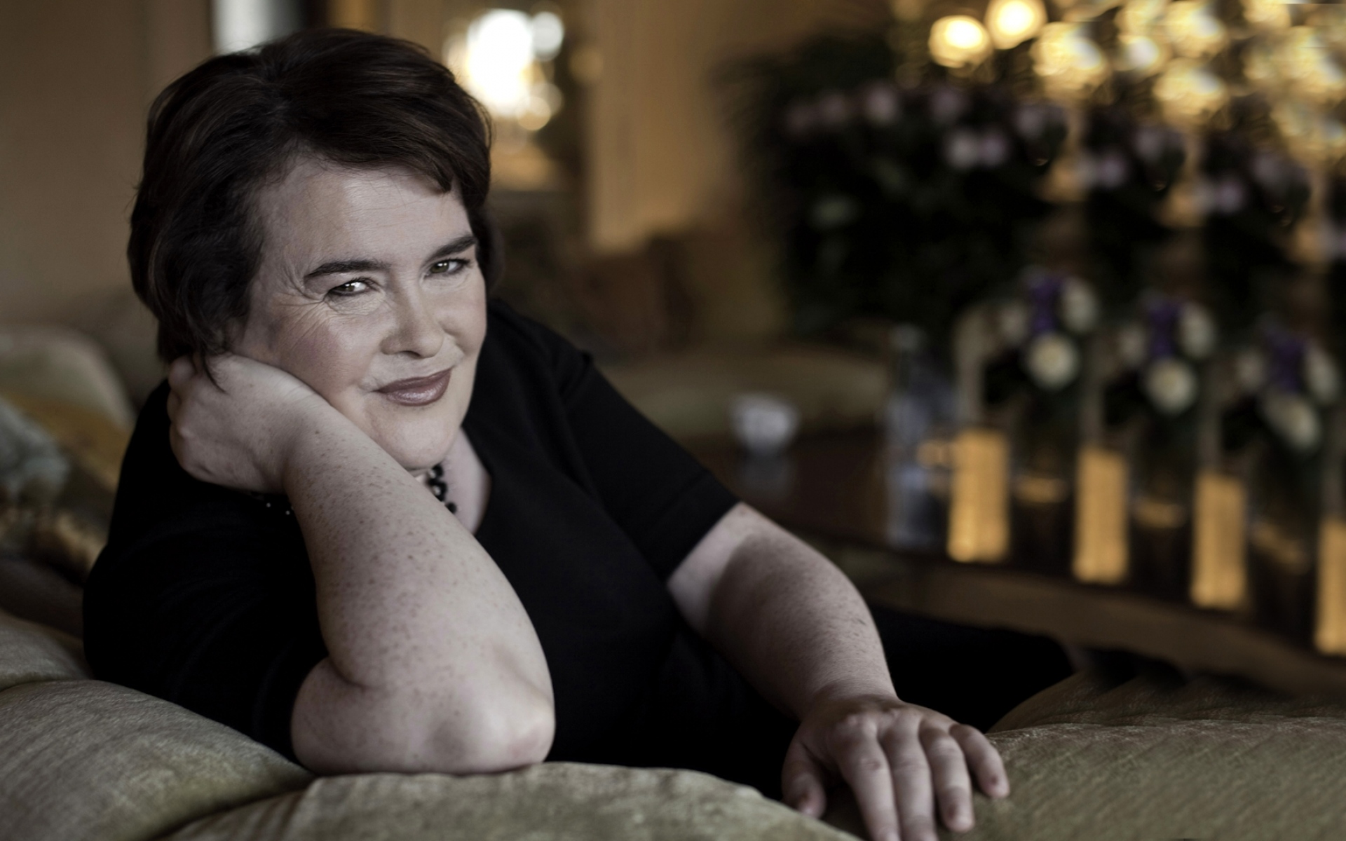 Картинки Susan boyle, локоть, взгляд, диван, комната фото и обои на рабочий стол