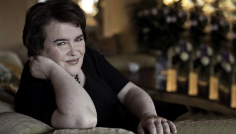 Susan boyle, локоть, взгляд, диван, комната