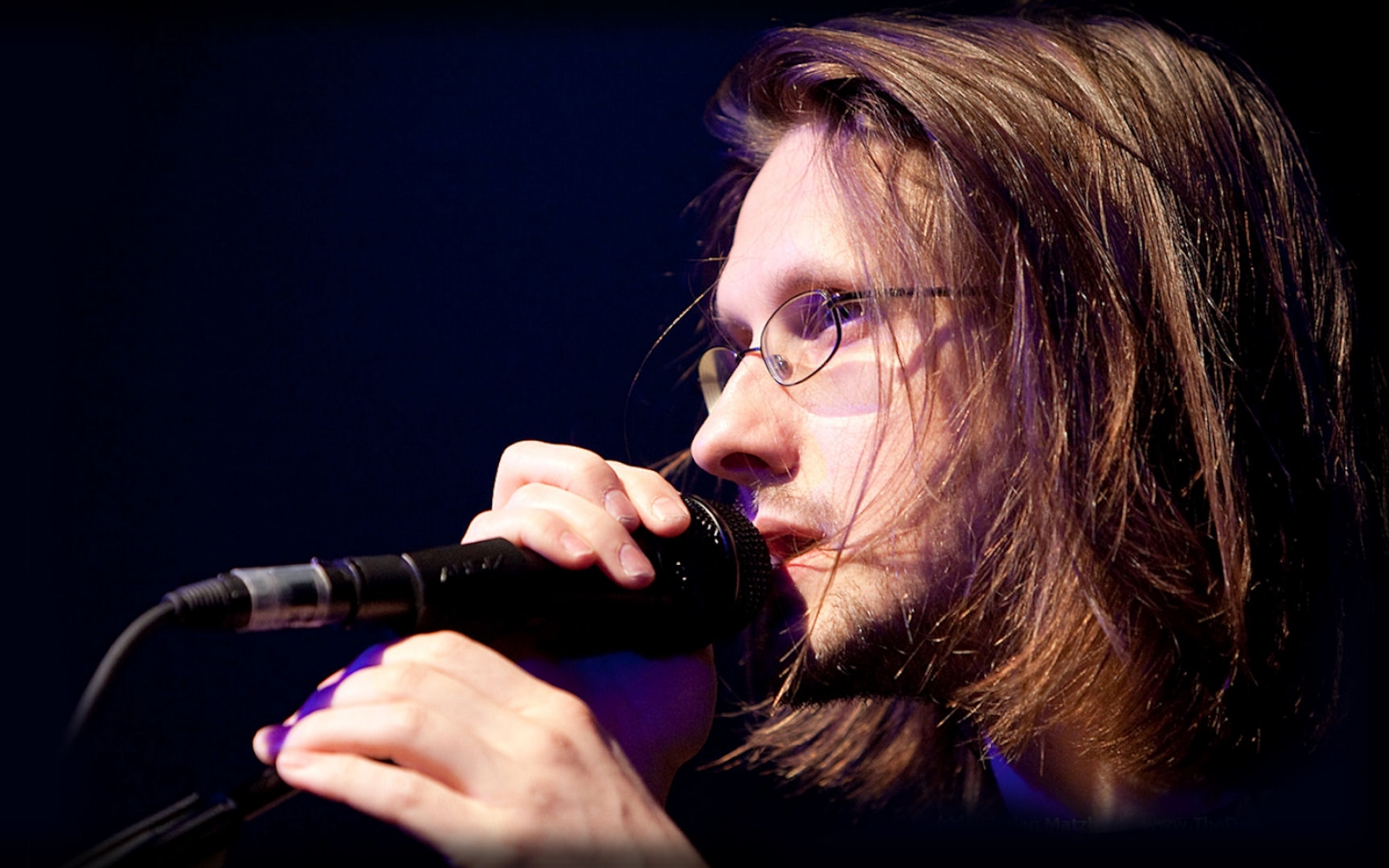 Картинки Steven wilson, микрофон, лицо, волосы, свет фото и обои на рабочий стол