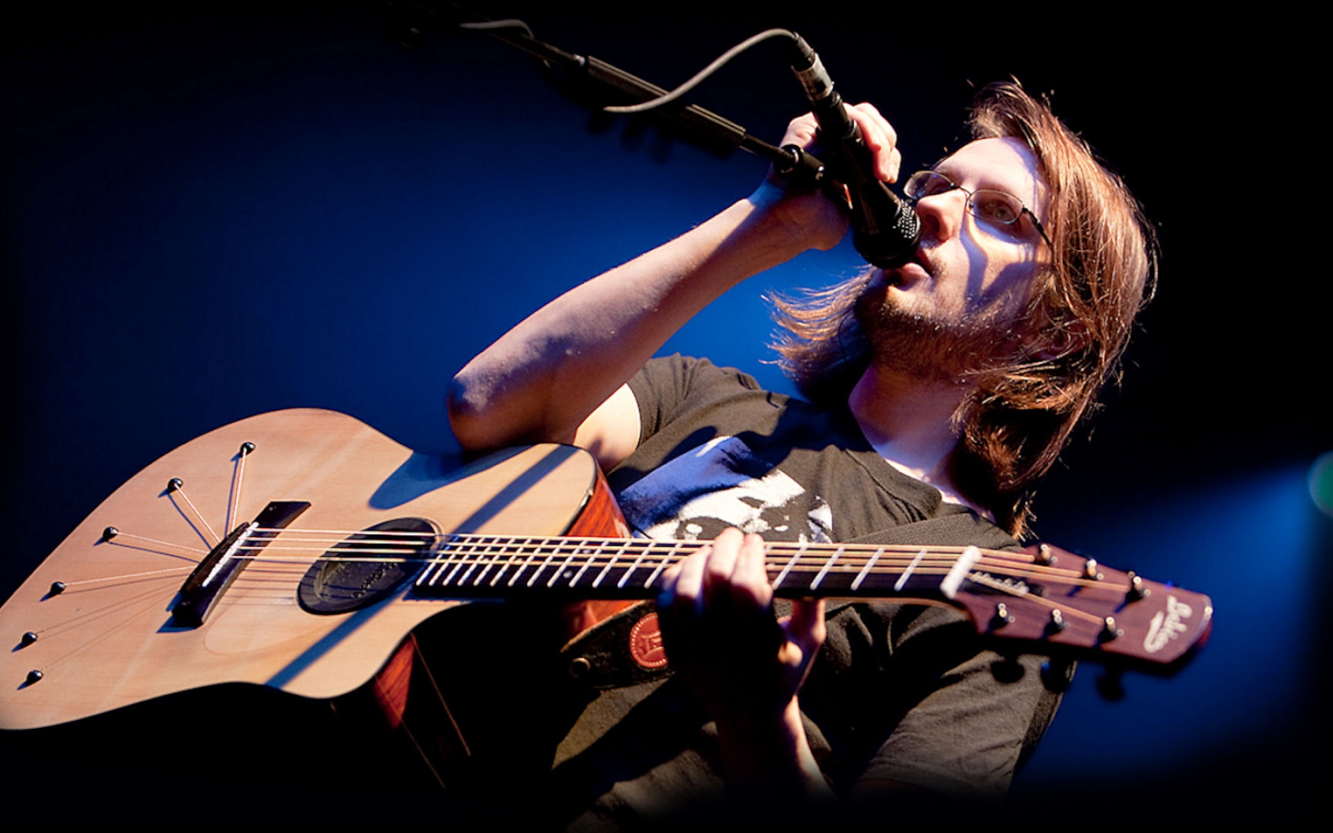 Картинки Steven wilson, гитара, шоу, свет, микрофон фото и обои на рабочий стол