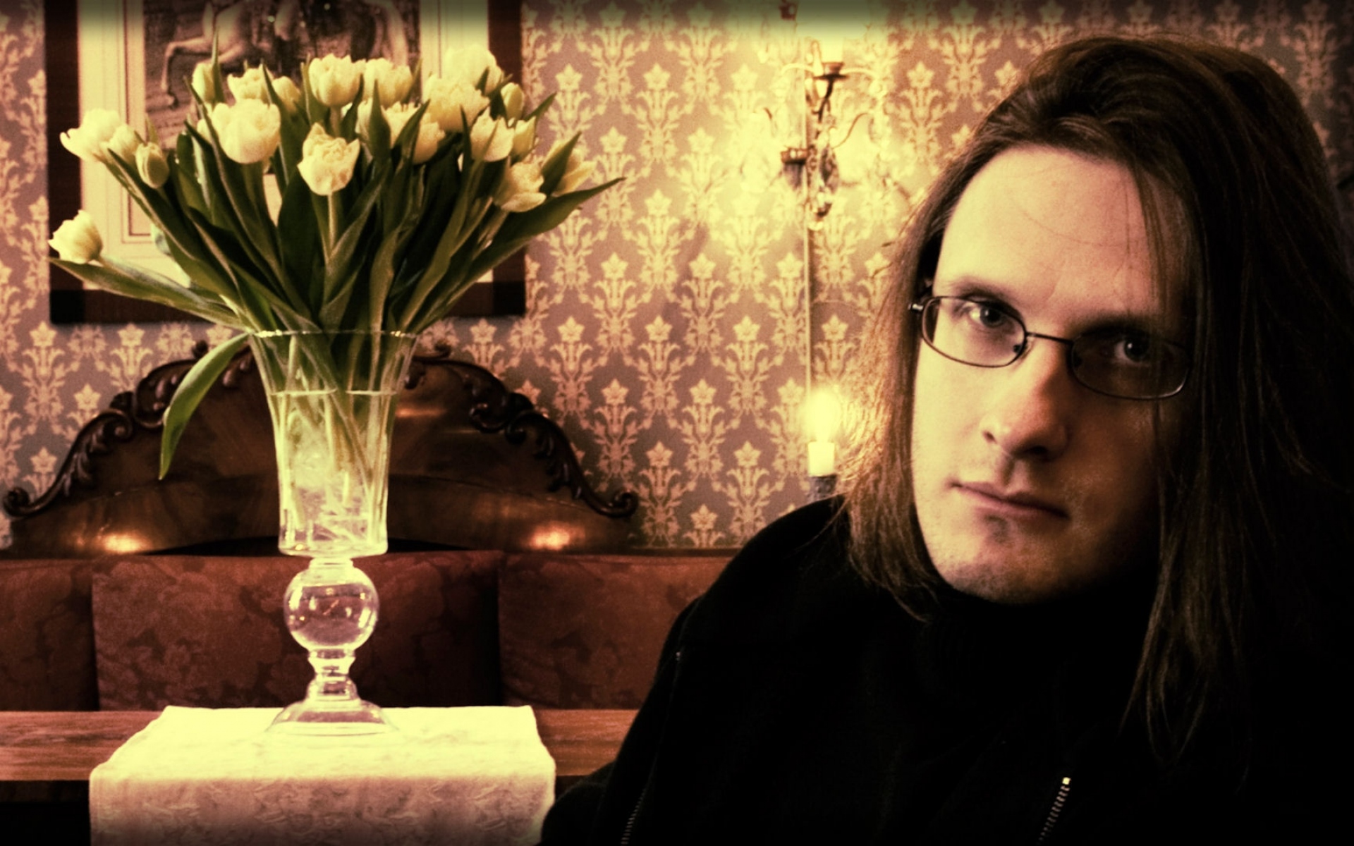 Картинки Steven wilson, очки, цветы, комната, диван фото и обои на рабочий стол
