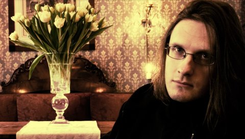 Steven wilson, очки, цветы, комната, диван