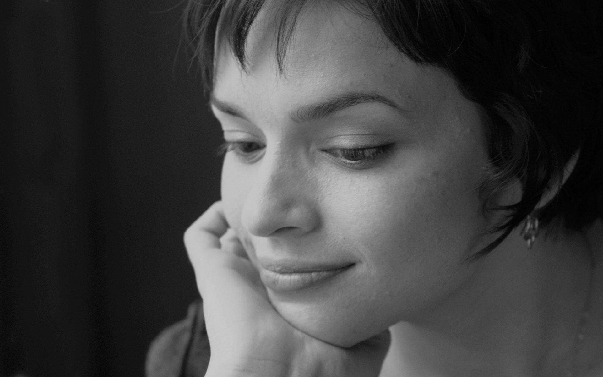 Картинки Norah jones, девушка, улыбка, рука, взгляд фото и обои на рабочий стол