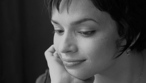 Norah jones, девушка, улыбка, рука, взгляд