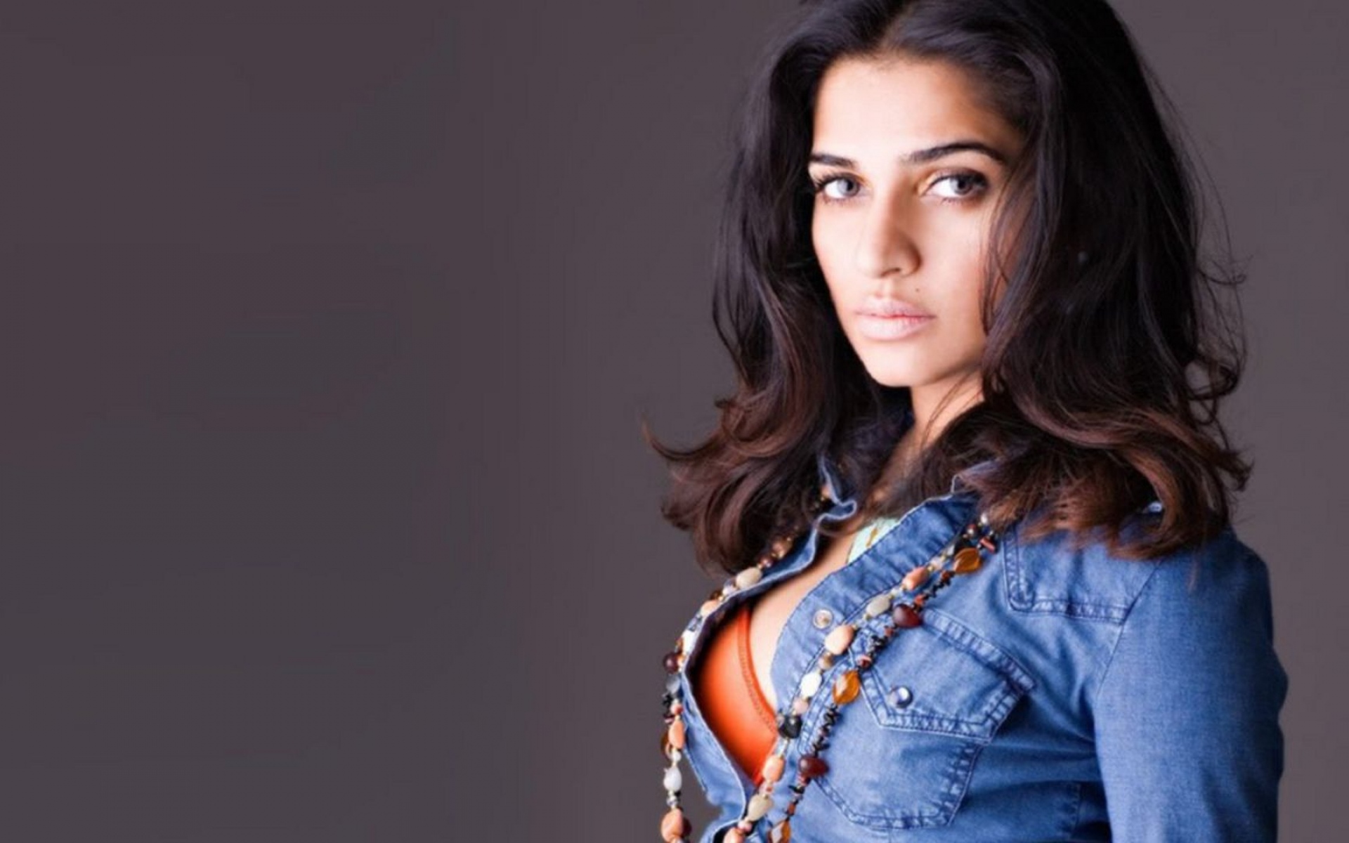 Картинки Nadia ali, девушка, куртка, костюмированная корова, лицо фото и обои на рабочий стол