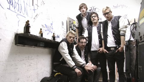 Kraftklub, группа, куртки, бутылки, свет