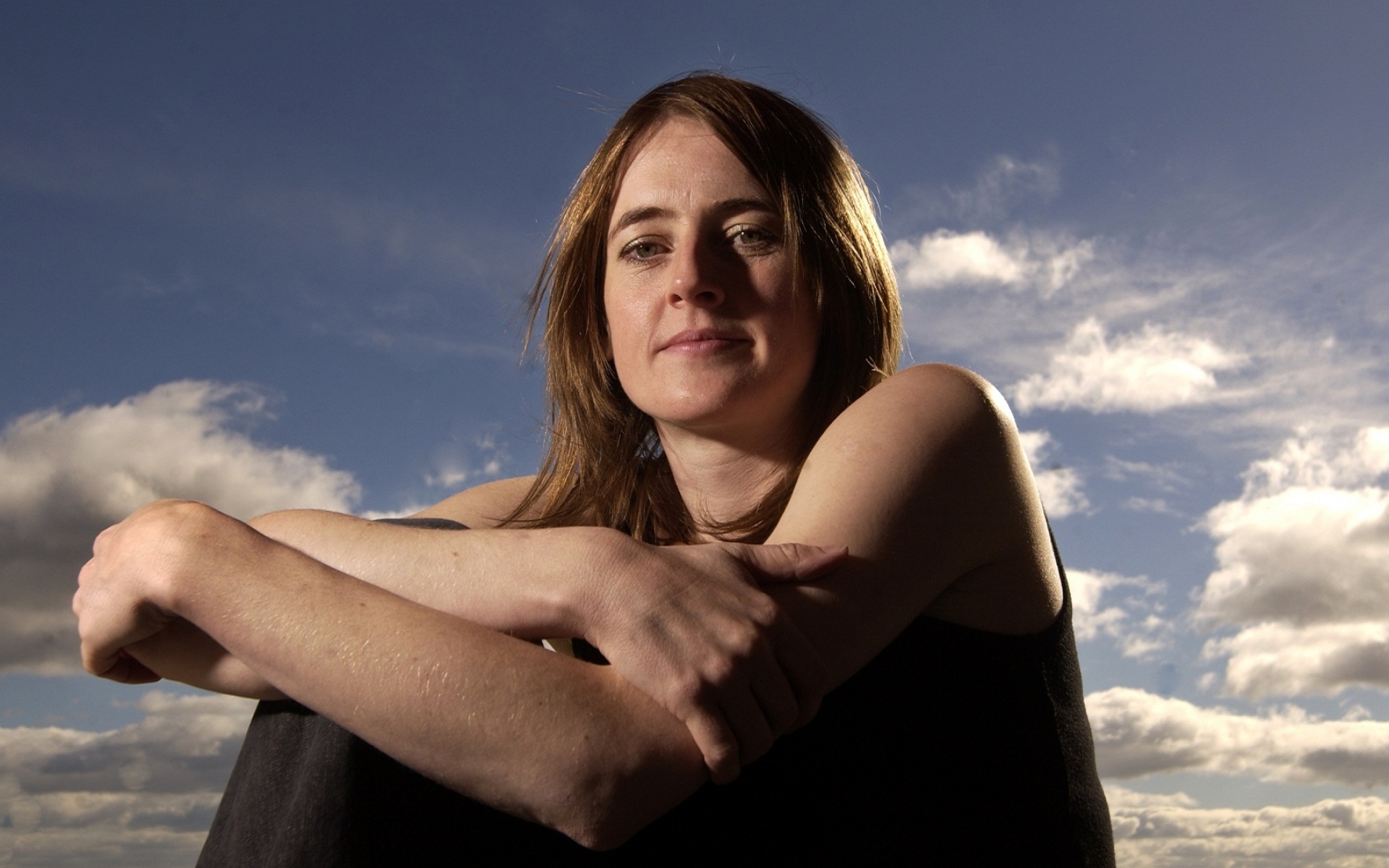 Картинки Karine polwart, облака, небо, девушка, руки фото и обои на рабочий стол