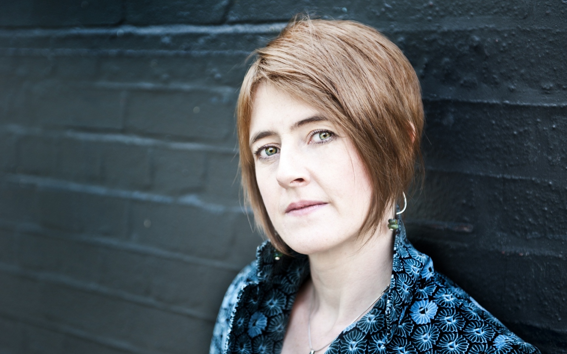 Картинки Karine polwart, свет, стрижка, взгляд, стена фото и обои на рабочий стол