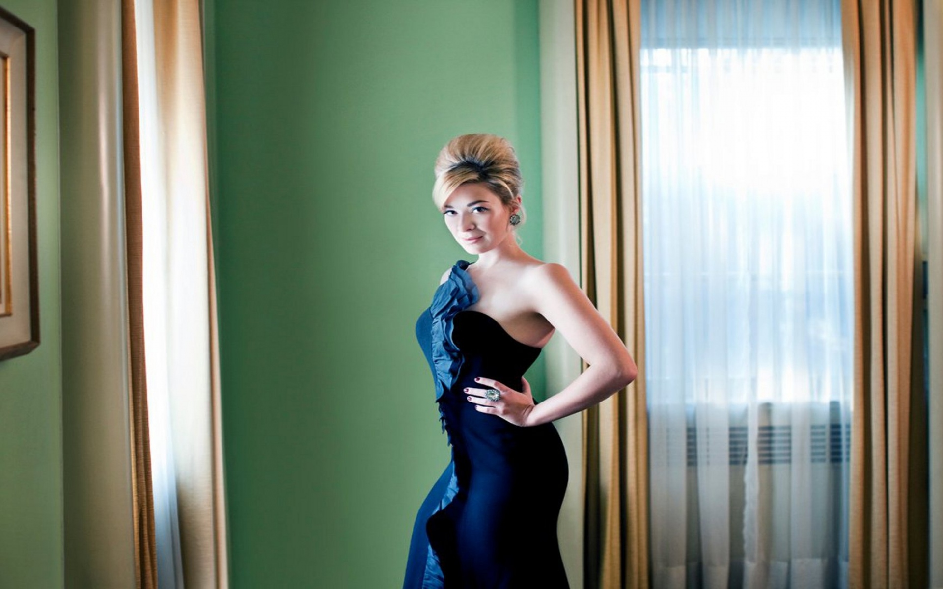 Картинки Jill barber, девушка, платье, комната, дневной свет фото и обои на рабочий стол