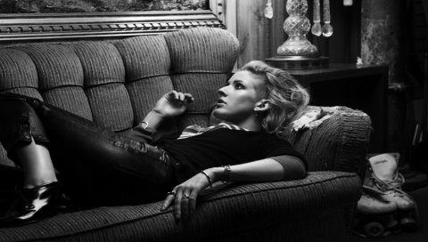 Ellie goulding, диван, комната, девушка, коньки
