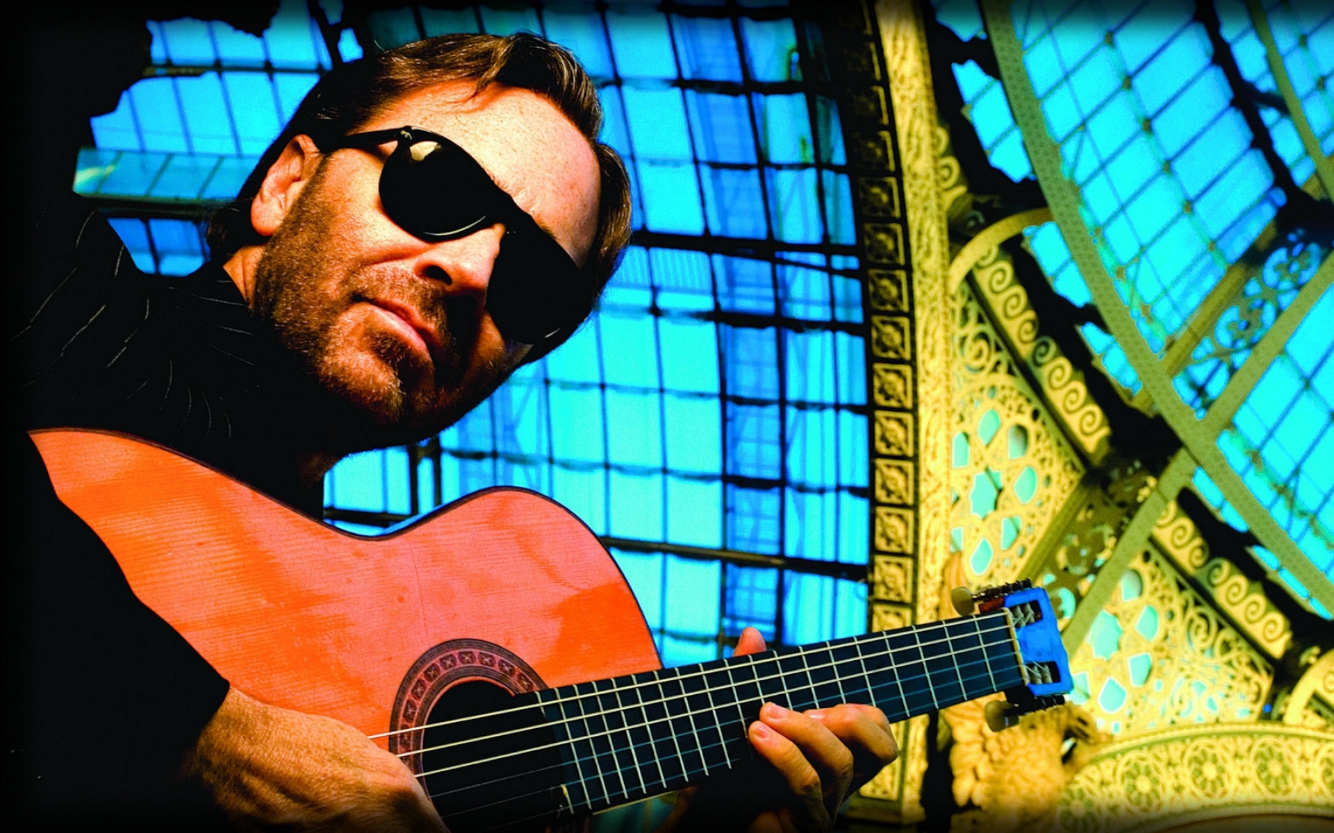 Картинки Al di meola, гитара, очки, щетина, окна фото и обои на рабочий стол