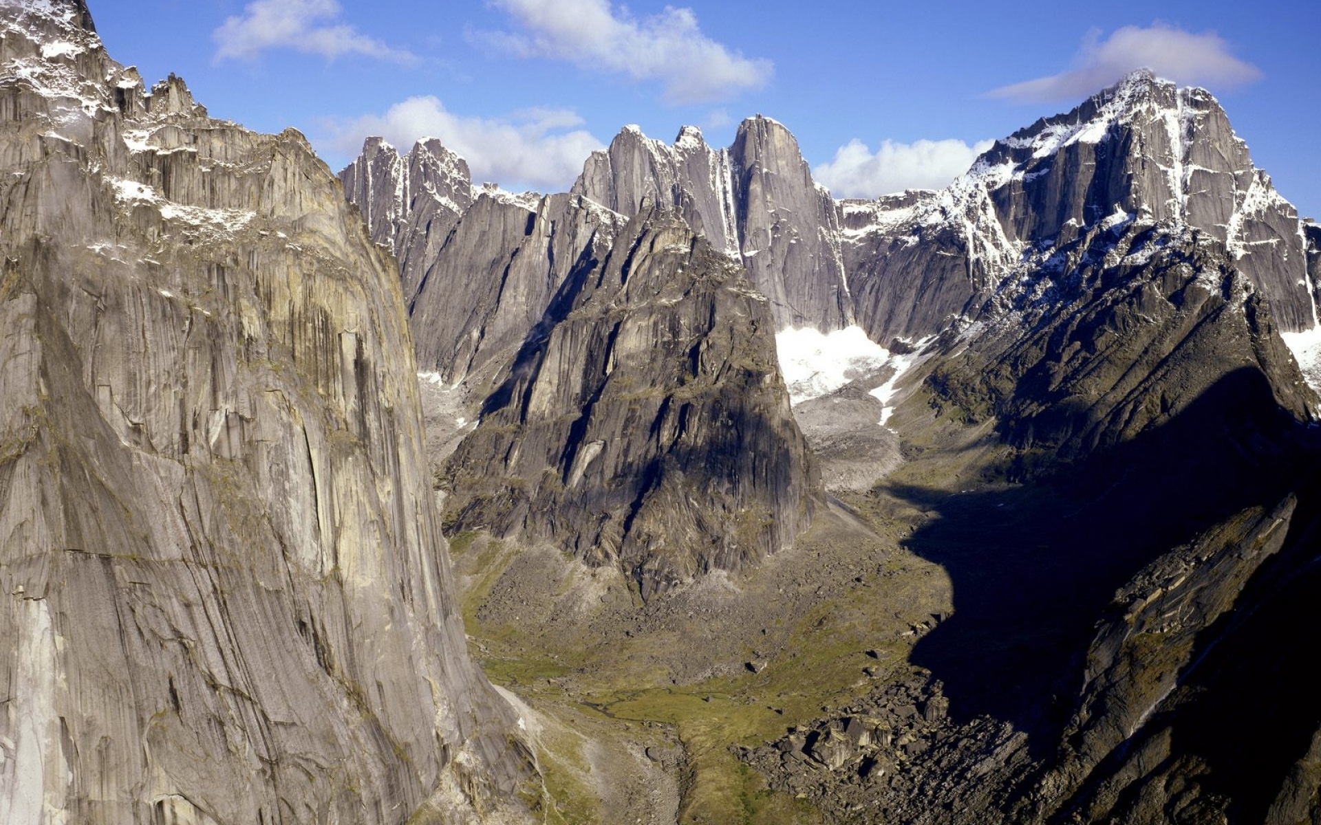 Northern mountains. Национальный парк Наханни Долина безголовых. Долина безголовых в Канаде. Долина Наханни в Канаде. Национальный парк Наханни Канада.