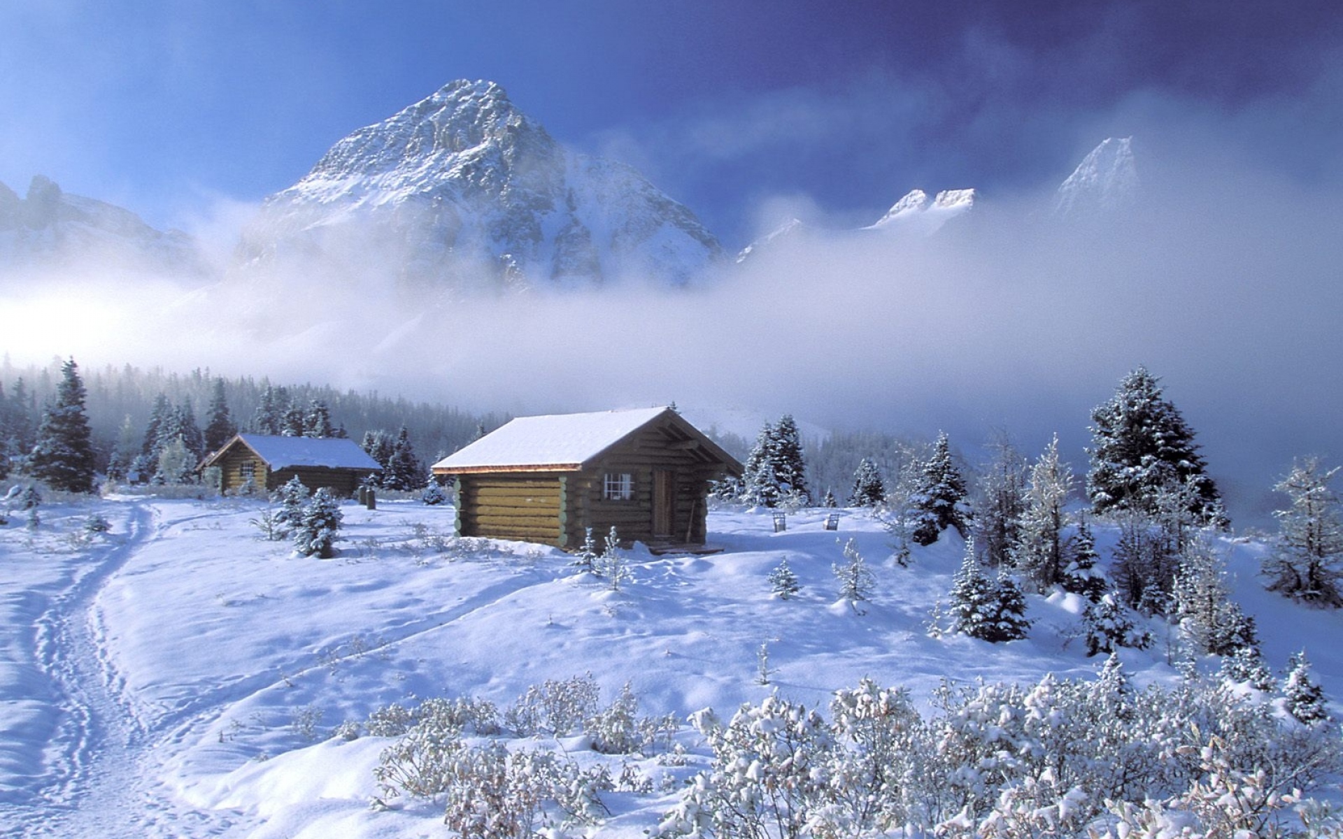 Картинки British columbia, снег, следы, домики, облака, высота, горы фото и обои на рабочий стол