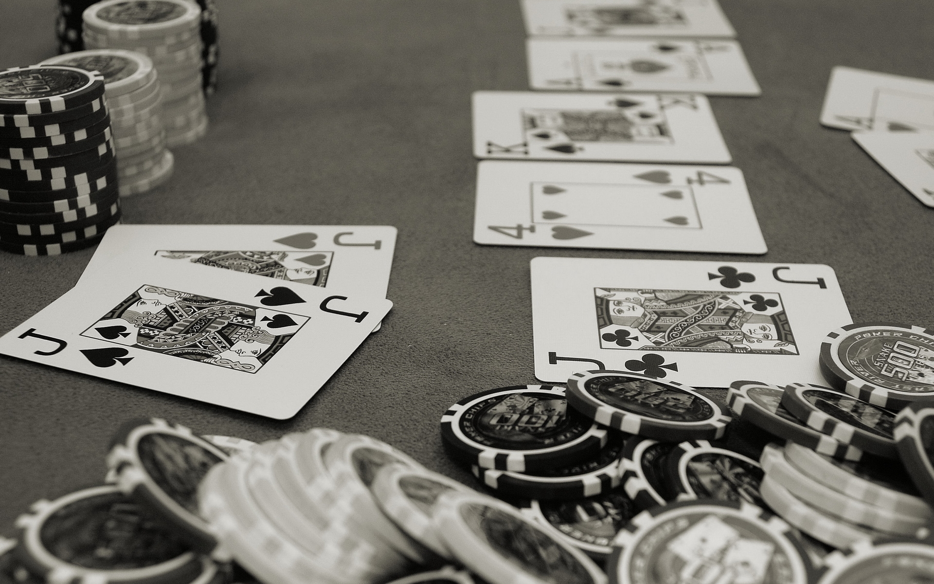 Картинки Карты, фишки, покер, стол, черный белый фото и обои на рабочий стол