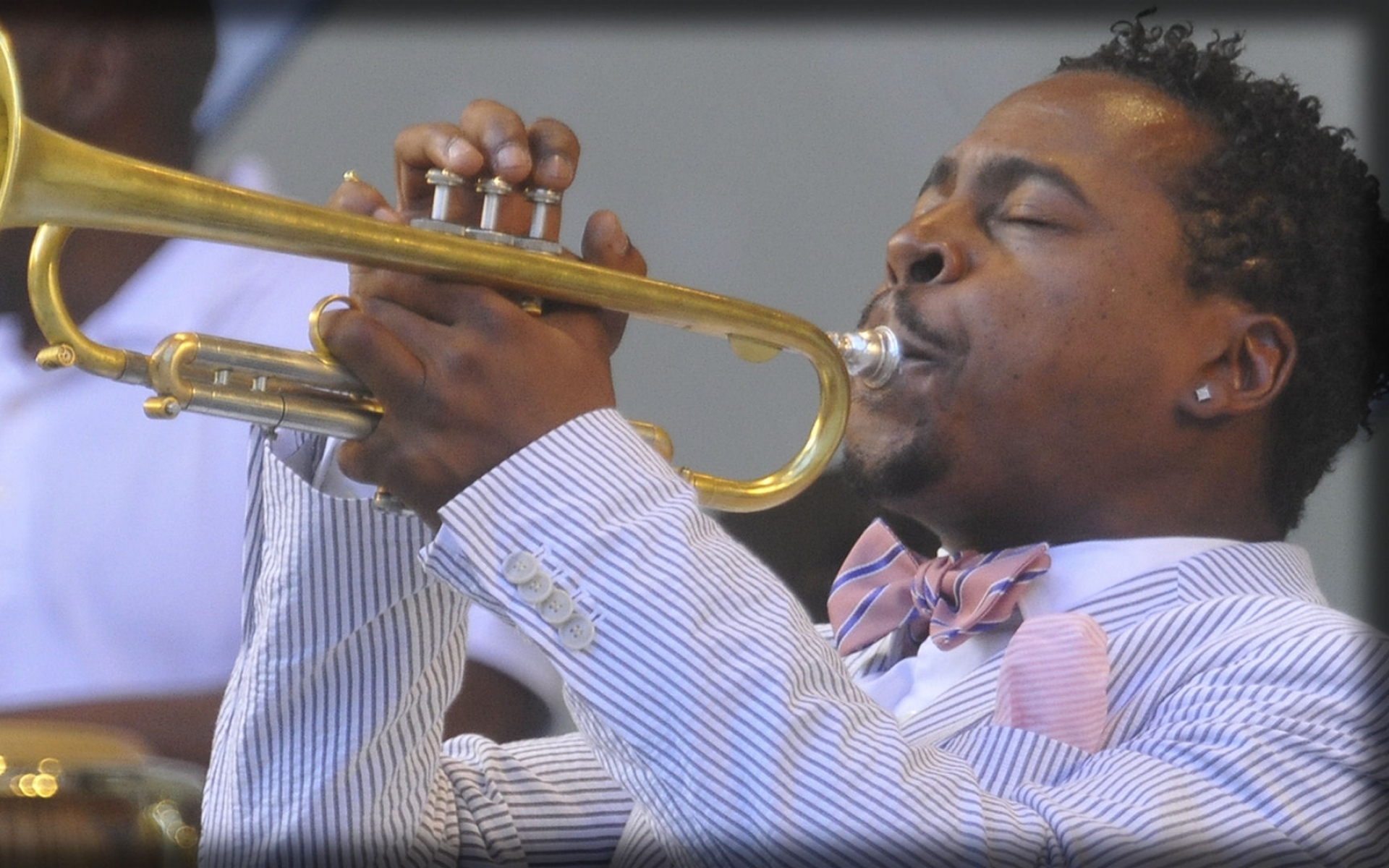 Картинки Roy hargrove, рубашка, серьга, игра, куртка фото и обои на рабочий стол