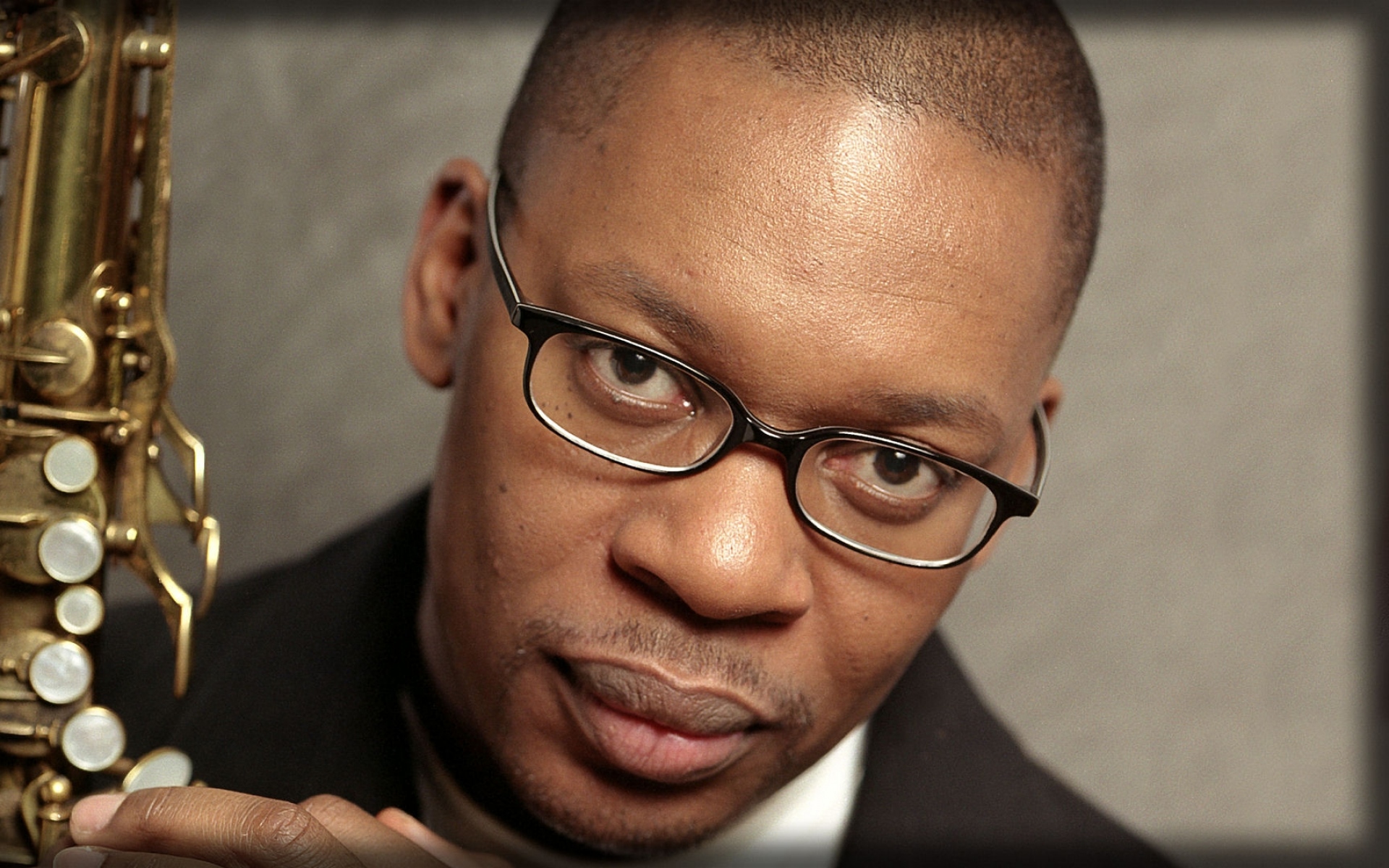 Картинки Ravi coltrane, саксофон, лицо, очки, взгляд фото и обои на рабочий стол