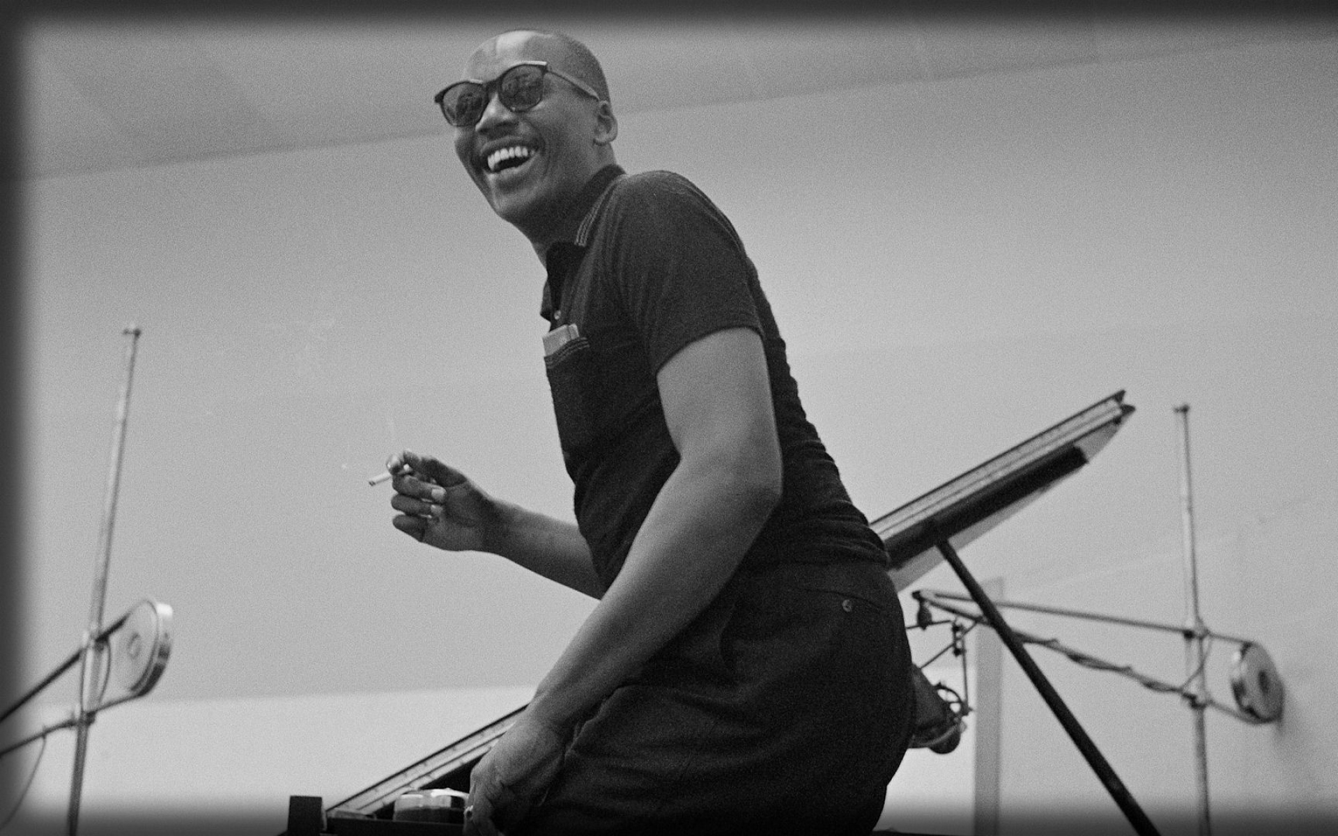 Картинки Randy weston, улыбка, очки, сигарета, мужчина фото и обои на рабочий стол