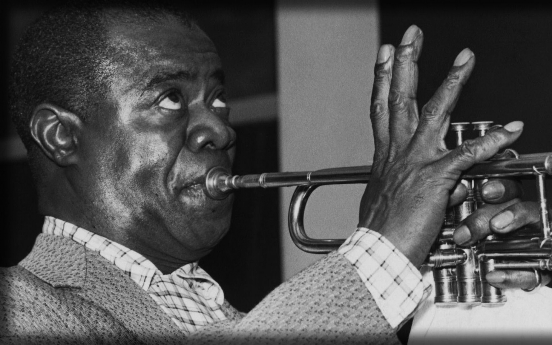 Картинки Louis armstrong, труба, глаза, пальцы, рубашка фото и обои на рабочий стол