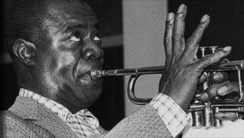 Louis armstrong, труба, глаза, пальцы, рубашка