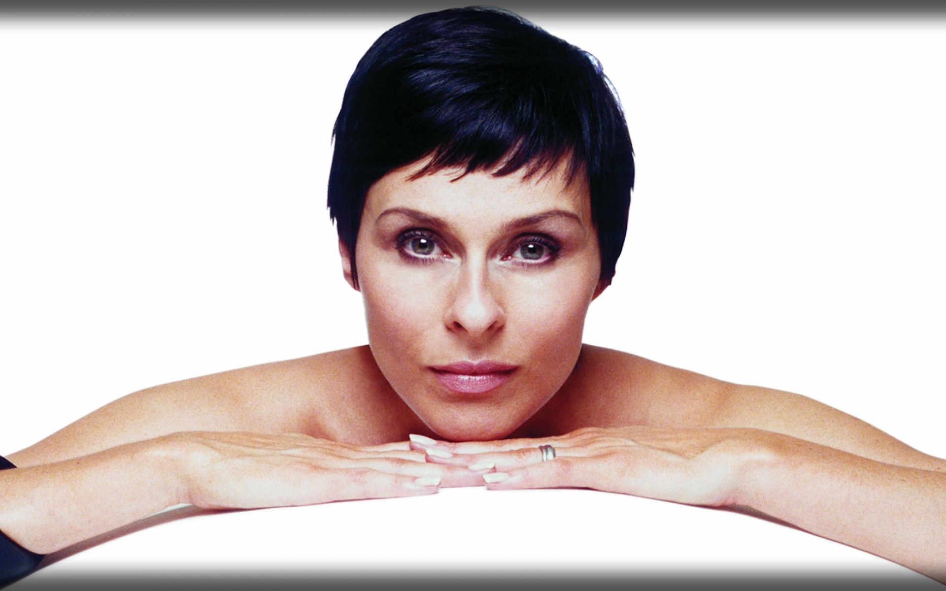 Картинки Lisa stansfield, девушка, брюнетка, руки, плечи фото и обои на рабочий стол