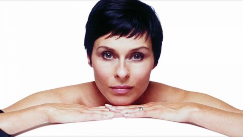 Lisa stansfield, девушка, брюнетка, руки, плечи