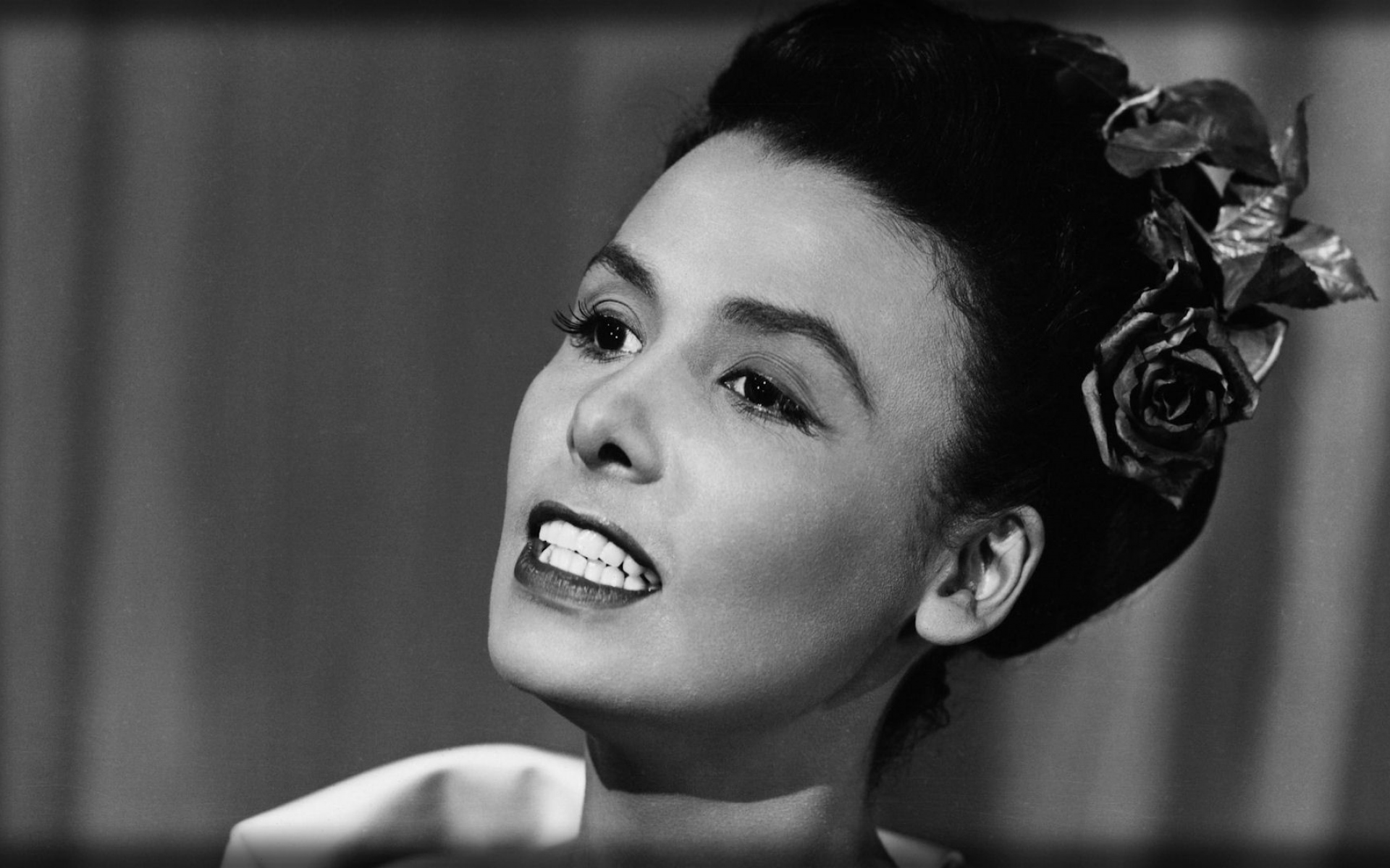 Картинки Lena horne, девушка, стрижка, цветок, зубы фото и обои на рабочий стол