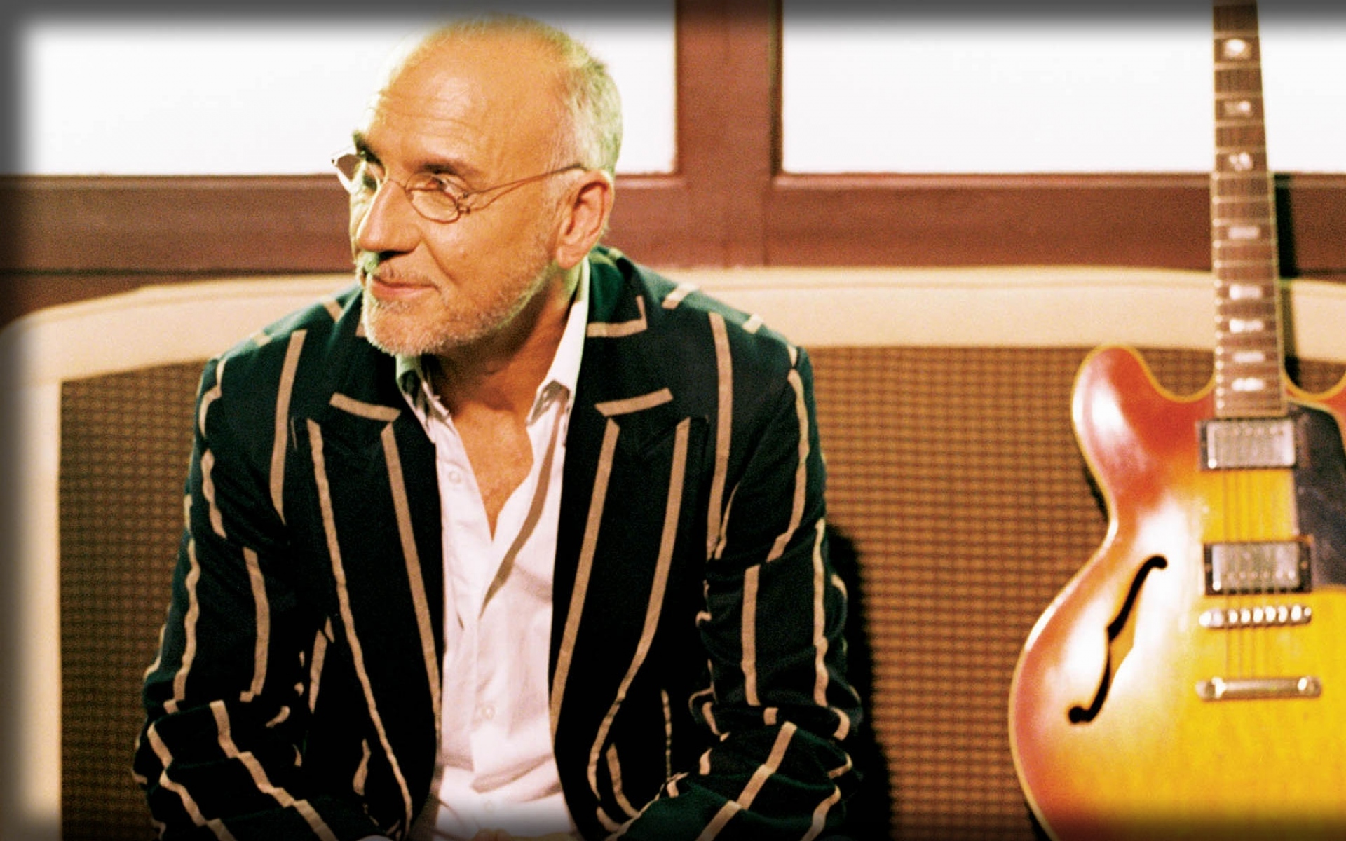 Картинки Larry carlton, седой, очки, гитара, куртка фото и обои на рабочий стол
