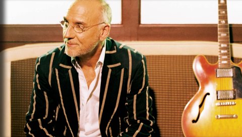 Larry carlton, седой, очки, гитара, куртка
