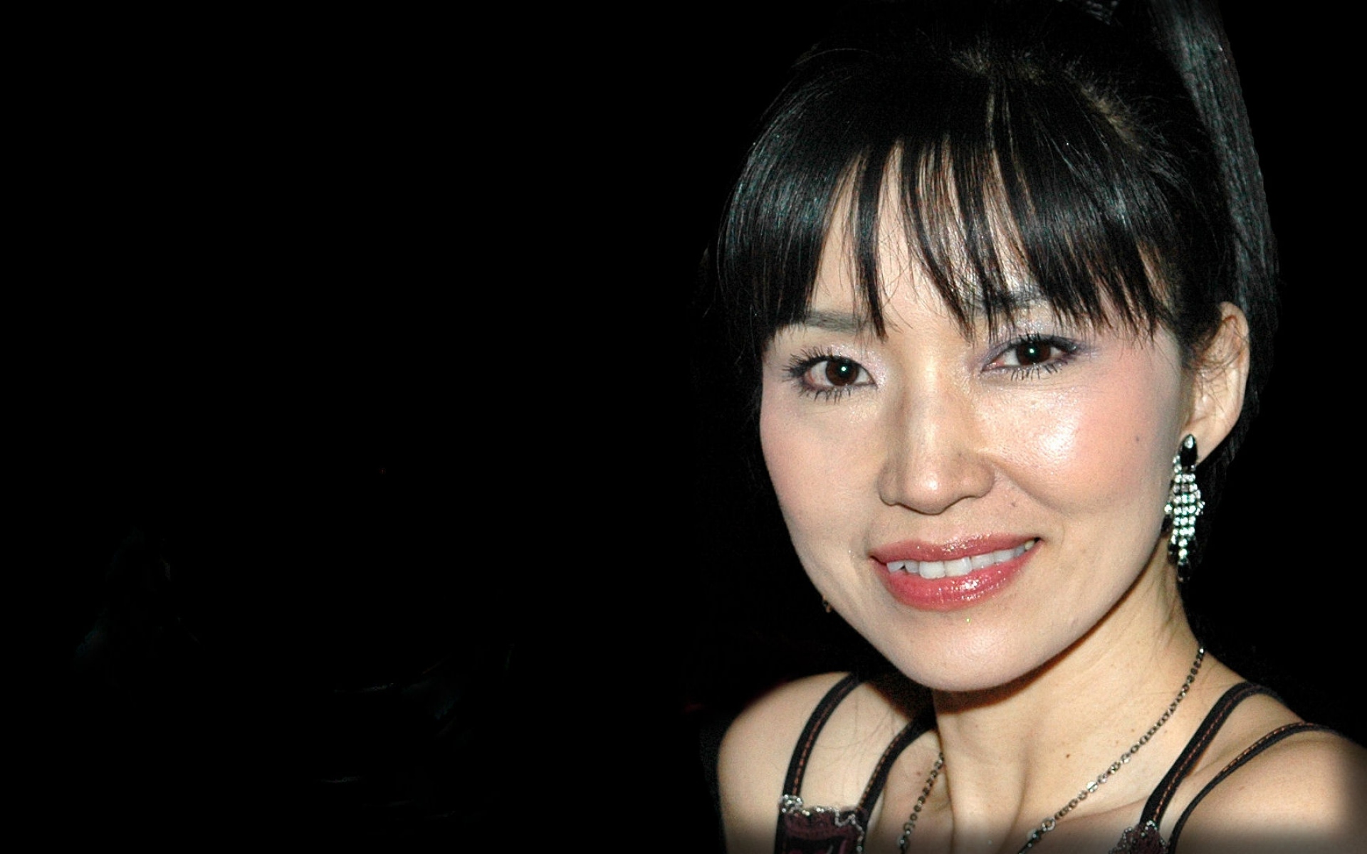 Картинки Keiko matsui, девушка, улыбка, зубы, серьги фото и обои на рабочий стол