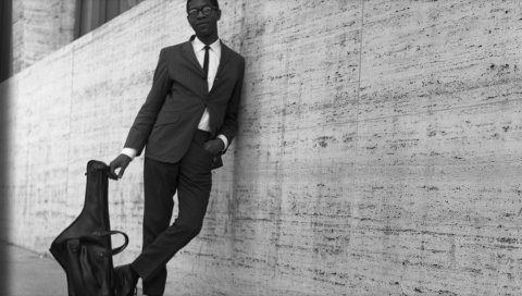 Joe henderson, костюм, стена, галстук, очки