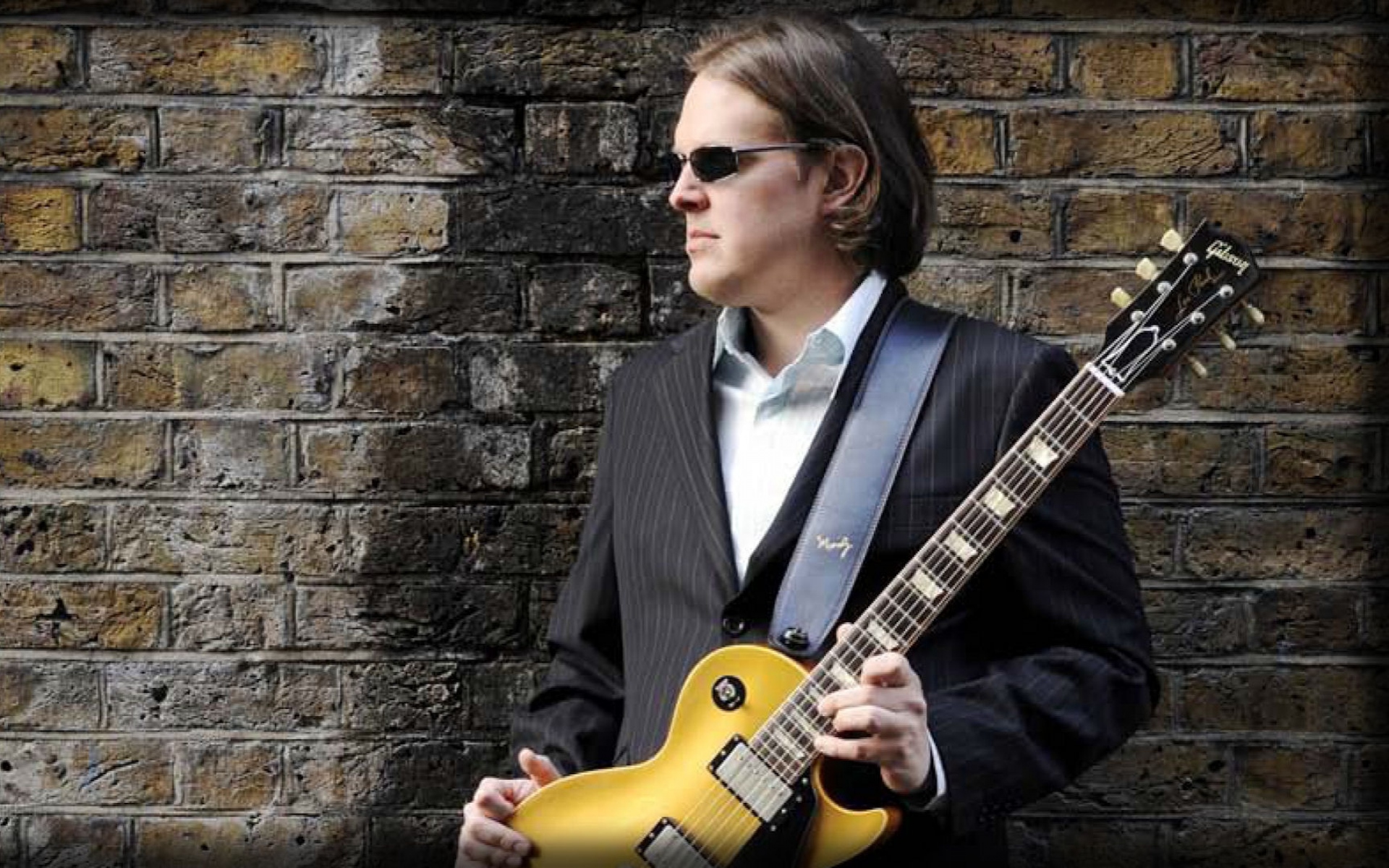 Картинки Joe bonamassa, гитара, очки, костюм, стена фото и обои на рабочий стол