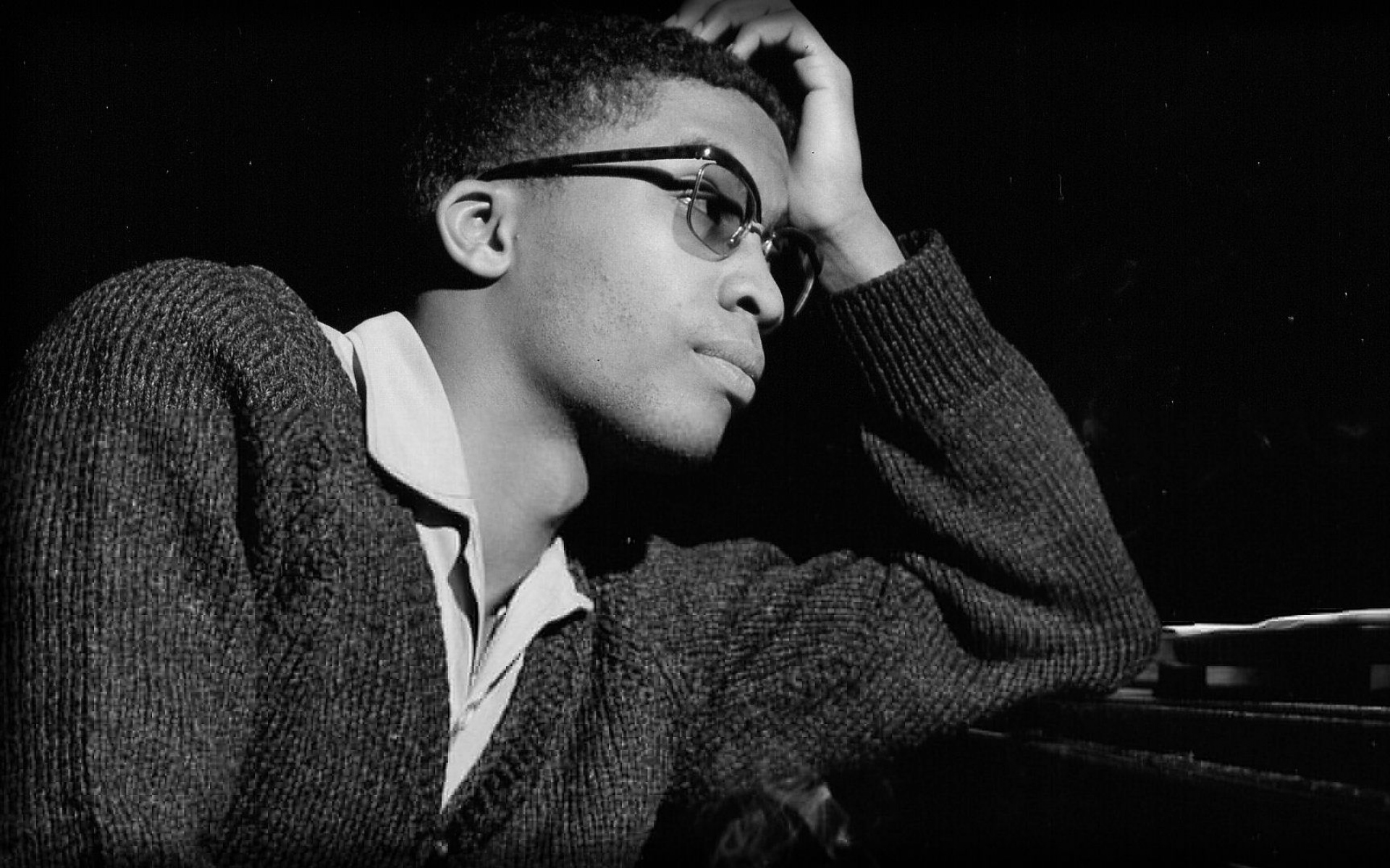 Картинки Herbie hancock, очки, свитер, мужчина фото и обои на рабочий стол