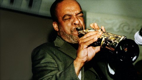 Grover washington, труба, микрофон, щеки, борода