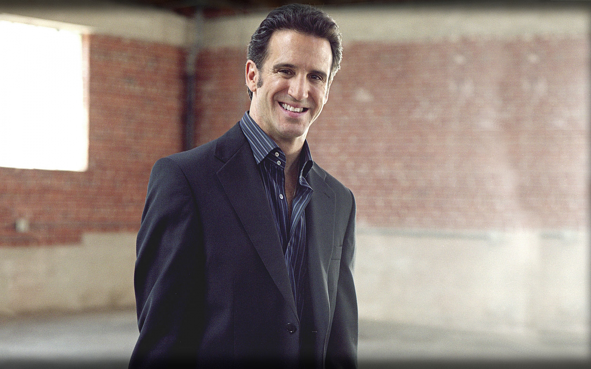 Картинки Eric marienthal, улыбка, куртка, дневной свет, рубашка фото и обои на рабочий стол