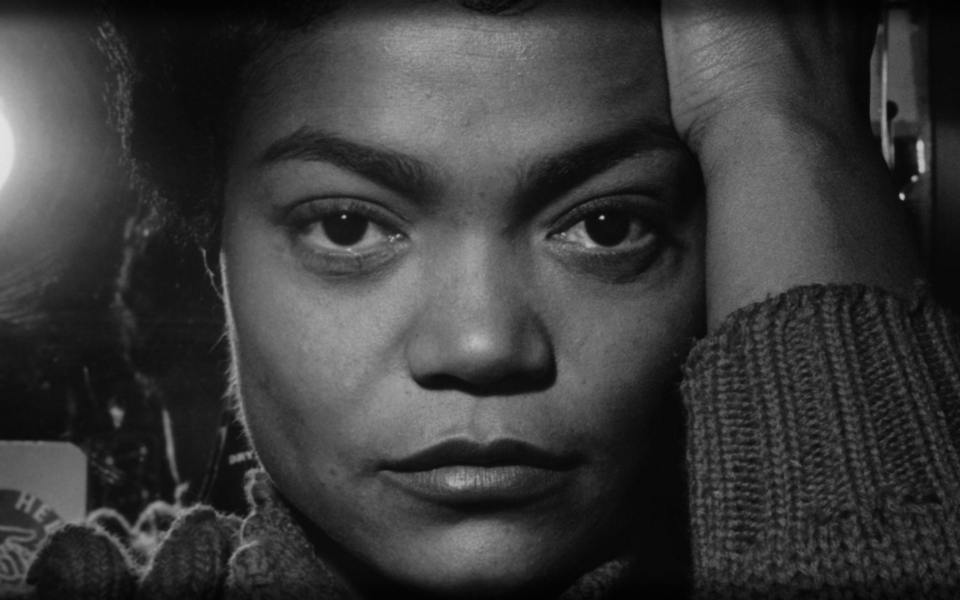 Картинки Eartha kitt, лицо, свитер, глаза, свет фото и обои на рабочий стол