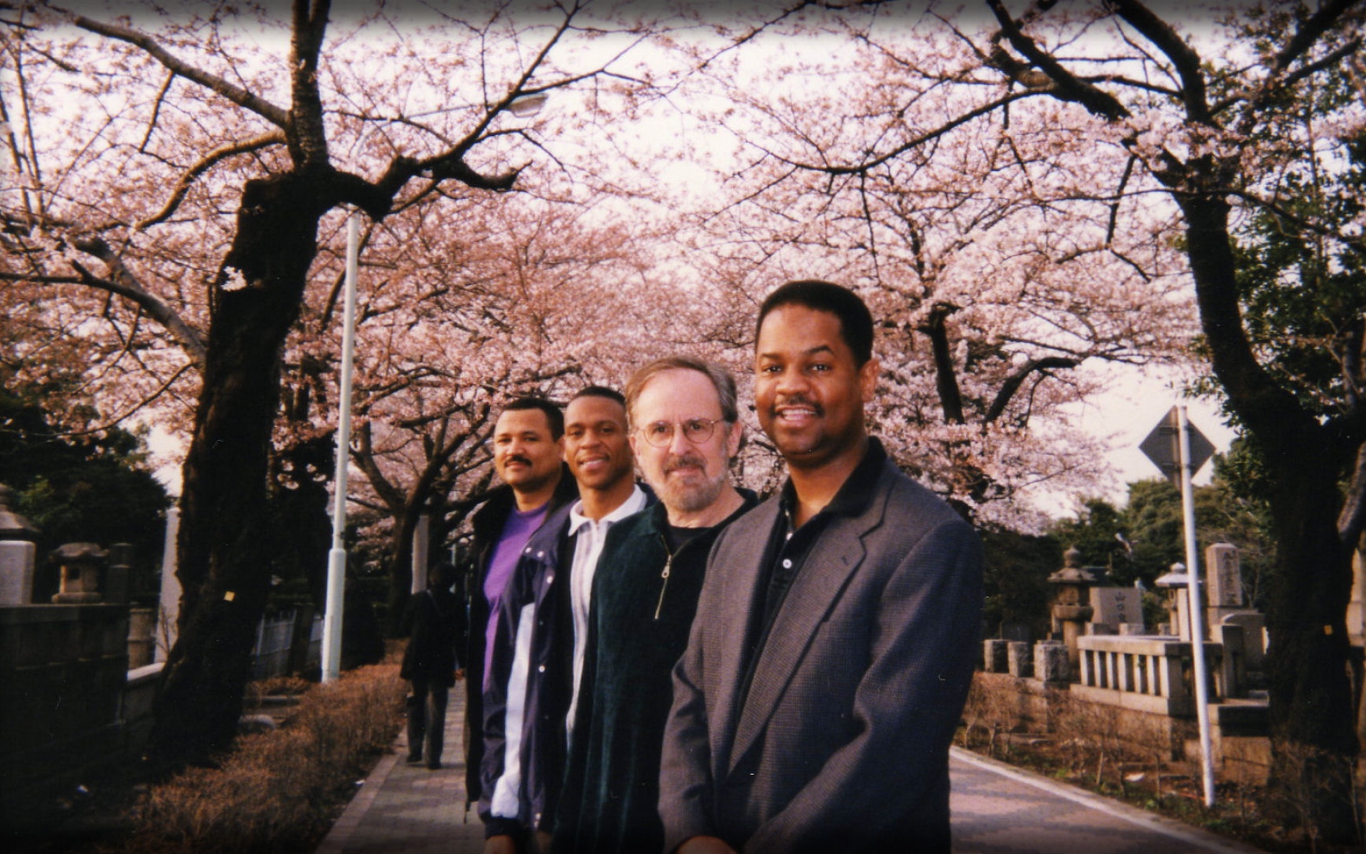 Картинки Earl klugh, bob james, улица, знак, деревья фото и обои на рабочий стол