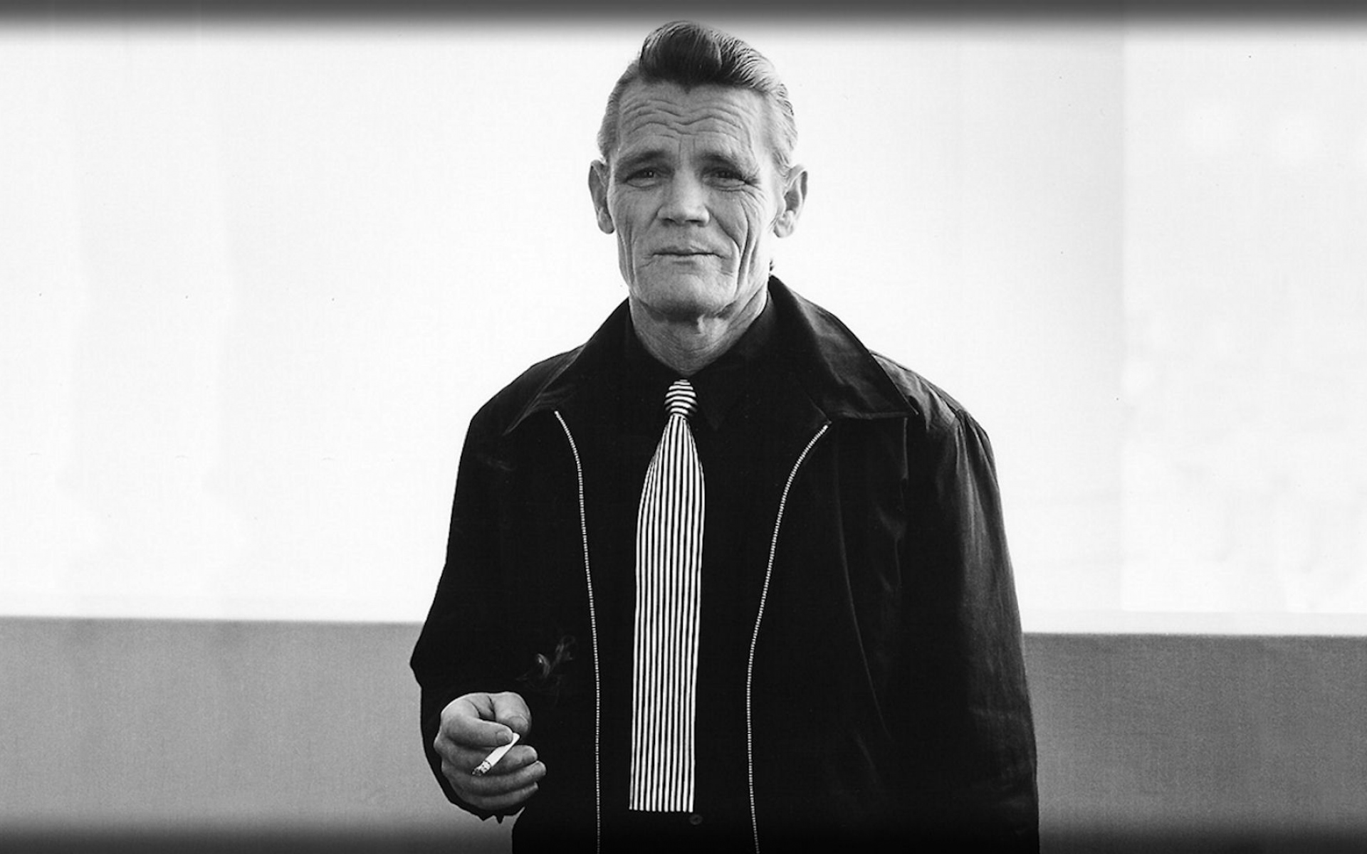 Картинки Chet baker, старый, сигарета, галстук, куртка фото и обои на рабочий стол