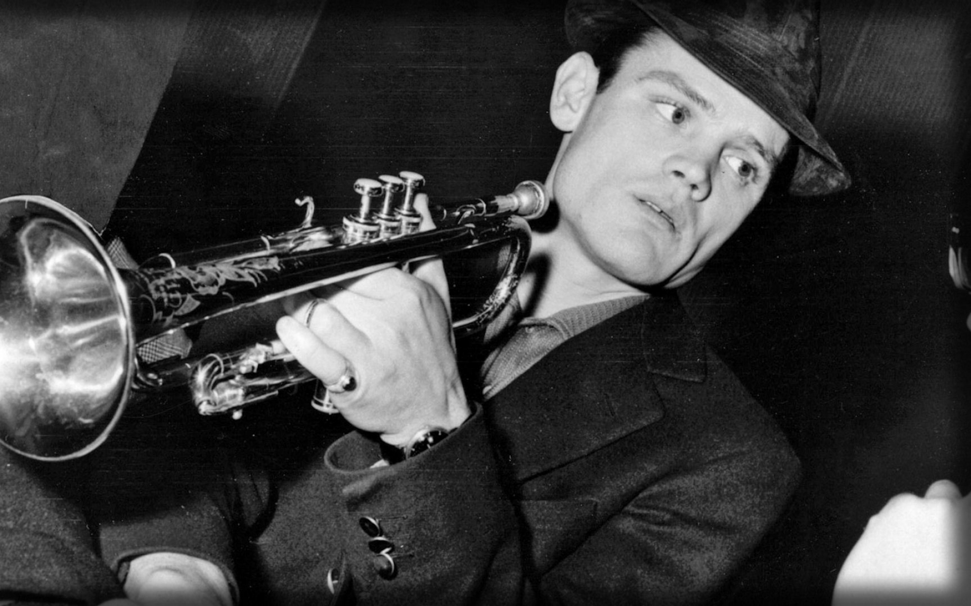 Картинки Chet baker, труба, куртка, шляпа, кольцо фото и обои на рабочий стол