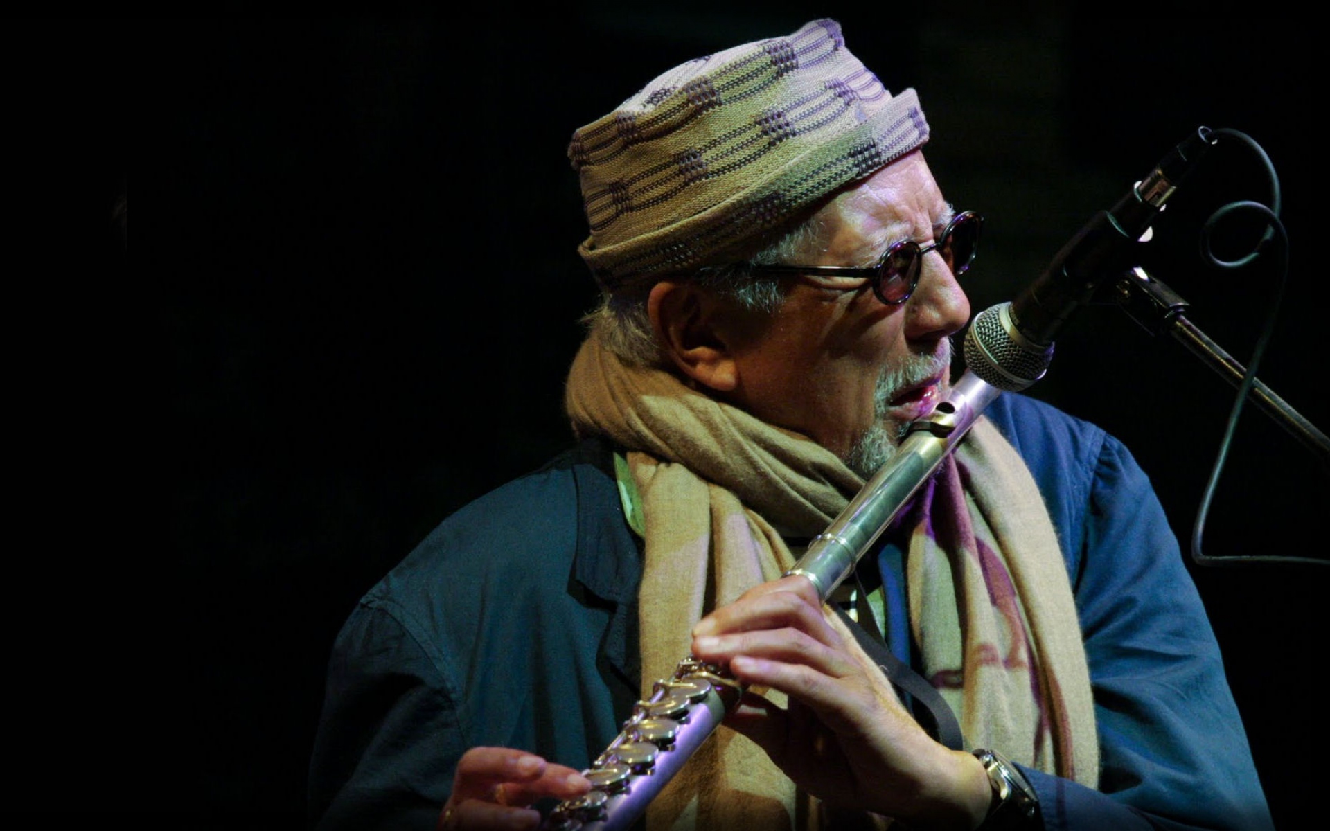 Картинки Charles lloyd, инструмент, шарф, шоу, микрофон фото и обои на рабочий стол