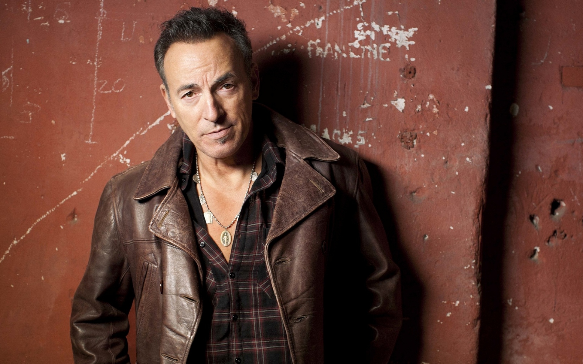 Картинки Bruce springsteen, цепь, куртка, лицо, стена фото и обои на рабочий стол