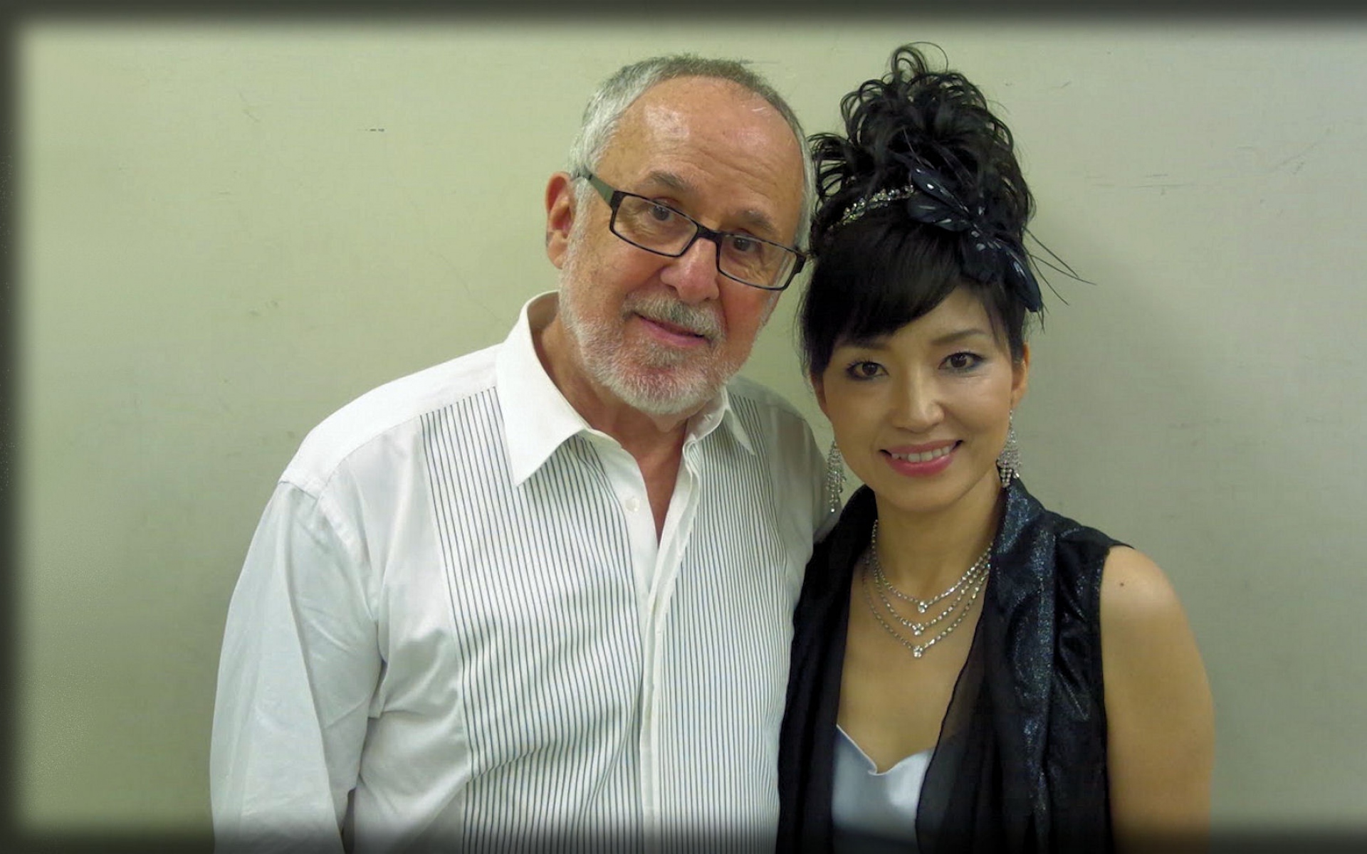 Картинки Bob james, keiko matsui, улыбка, очки, девушка фото и обои на рабочий стол