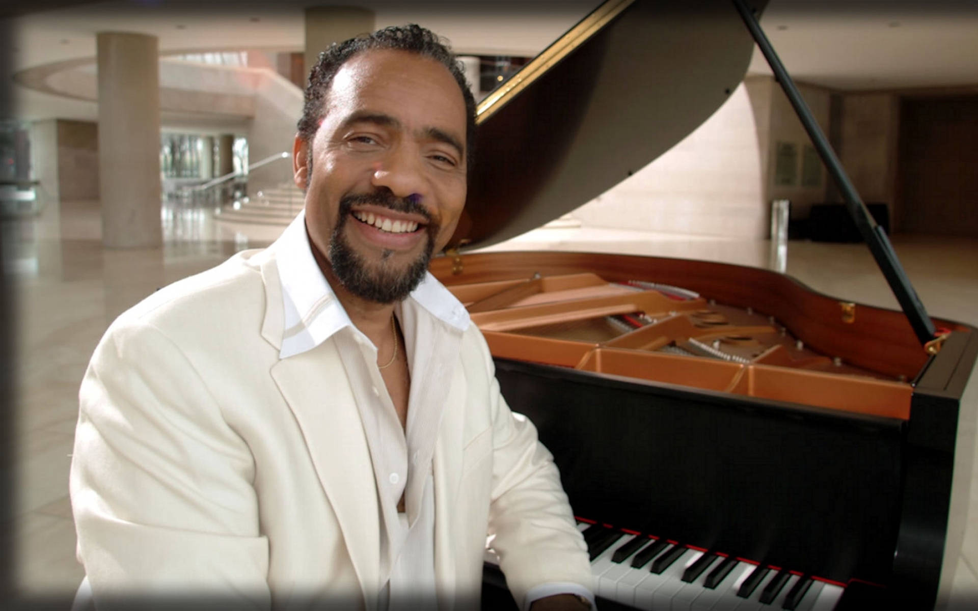 Картинки Bobby lyle, улыбка, костюм, королевский, комната фото и обои на рабочий стол
