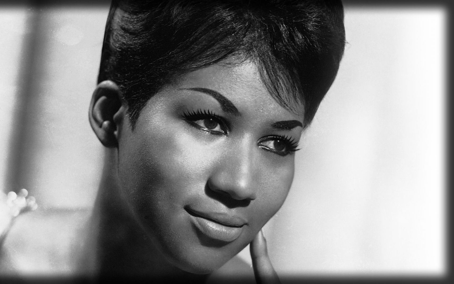 Картинки Aretha franklin, лицо, стрижка, макияж, щеки фото и обои на рабочий стол