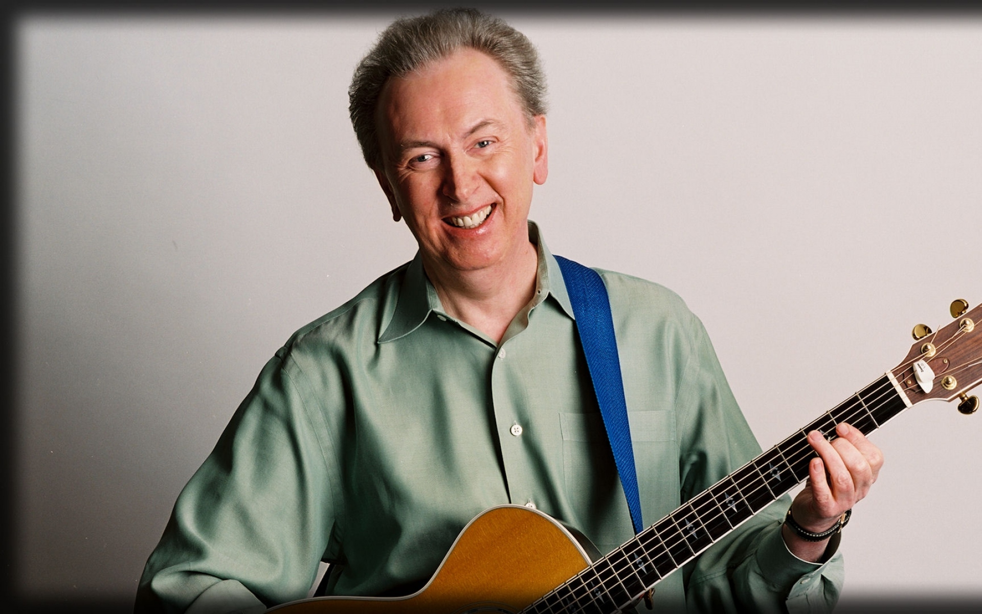 Картинки Al stewart, улыбка, гитара, рубашка, свет фото и обои на рабочий стол
