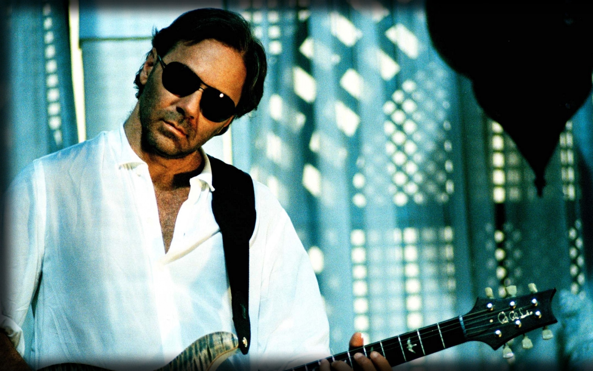 Картинки Al di meola, очки, гитара, свет, рубашка фото и обои на рабочий стол