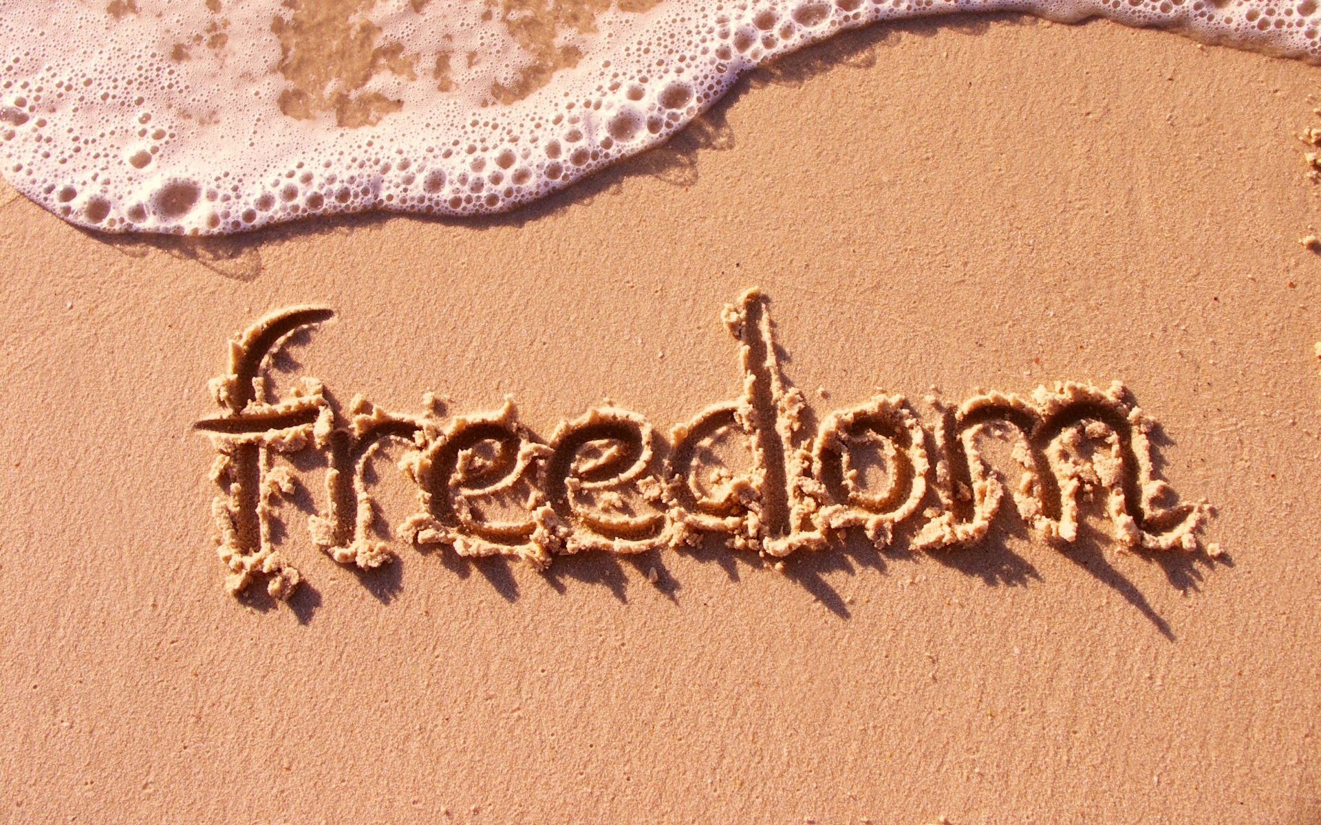 Картинки Песок, надпись, свобода, пляж, пена, вода фото и обои на рабочий стол