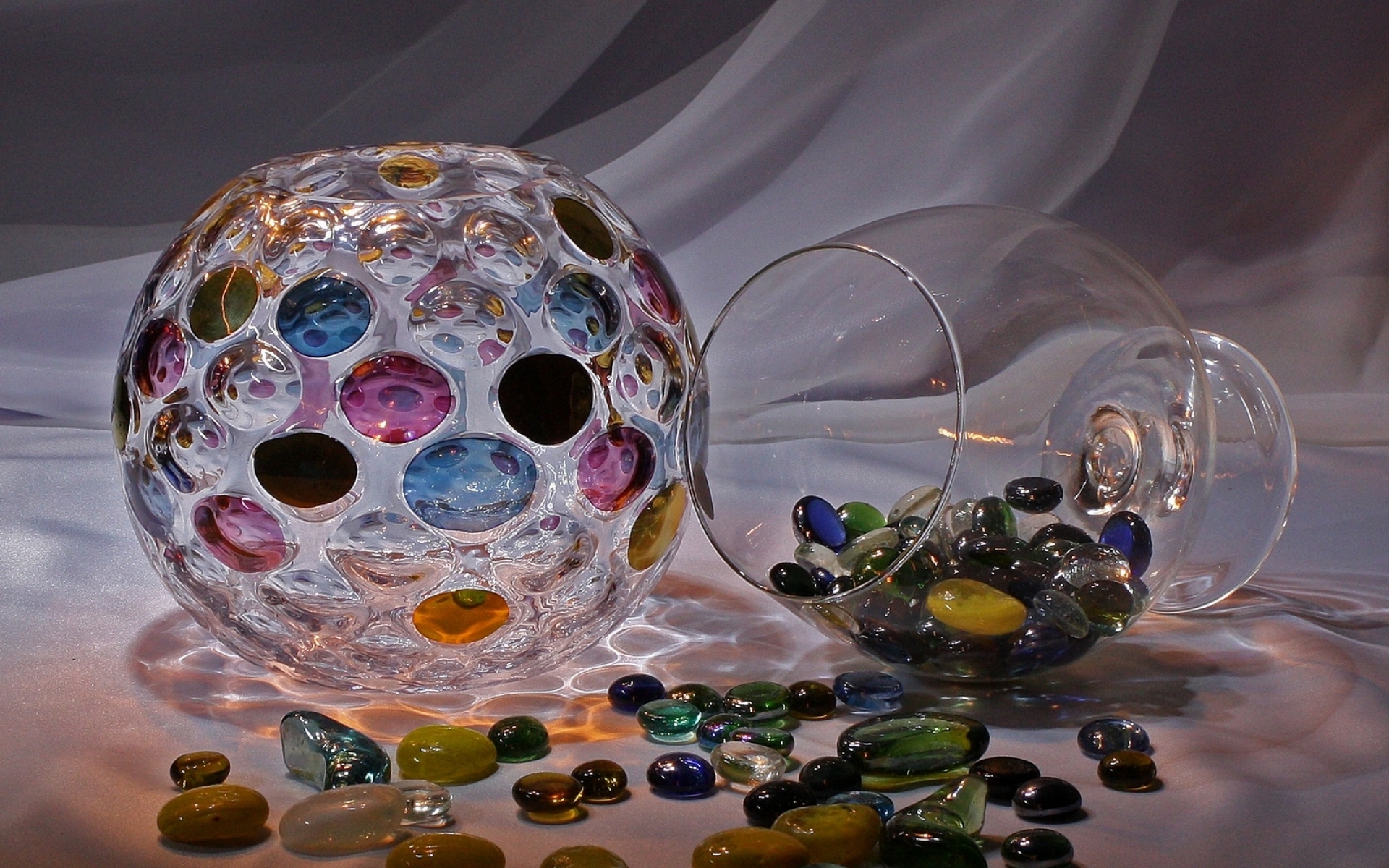 Любой предмет который сделан из стекла. Стекляшки для декора. Стеклянные камушки для декора. Стеклянные шарики для декора. Декор из стеклянных камушков.