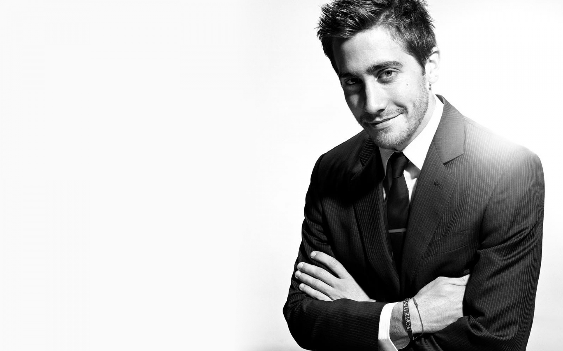 Картинки Jake gyllenhaal, актер, черный белый, улыбка, костюм фото и обои на рабочий стол